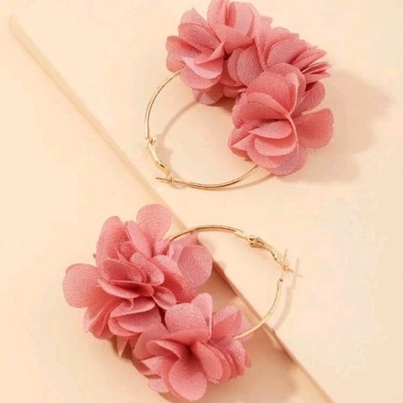 Gold tone boho Hoop Earrings Pink Flower Petals lightweight feminine 💖2/$30 - Picture 10 of 11